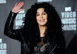 Cher, de 71 años, que comenzó su carrera como bailarina 'go-go', había informado el pasado junio sobre su musical en Broadway a través de su cuenta en Twitter. (ARCHIVO)
