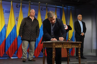 Acuerdo. Juan Manuel Santos firmó el cese al fuego bilateral y temporal con el ELN.