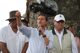En la mira. Peña Nieto y Graco Ramírez salieron bajos al ser evaluados por su respuesta ante los sismos y el apoyo a las víctimas de éstos. (ARCHIVO) 