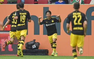 Shinji Kagawa (c) marcó el segundo gol en la victoria del Borussia Dortmund. (AP)