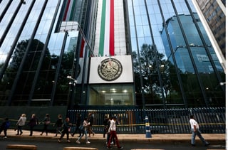 En resguardo. El edificio de la PGR es custodiado por agentes de la Policía Bancaria e Industrial de la Ciudad de México que prohíben fotografiar la fachada del inmueble. 
