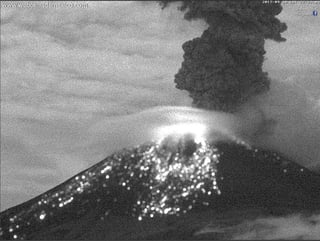 La emisión de fragmentos incandescentes cayeron sobre las laderas del volcán a una distancia no mayor a 0.8 km. (TWITTER)