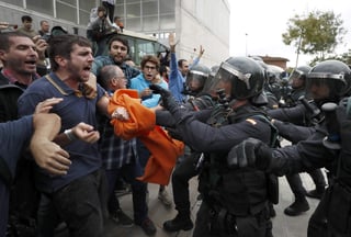  La Guardia Civil ha intervenido en el centro de votación de Sant Julià de Ramis (Girona). (EFE)