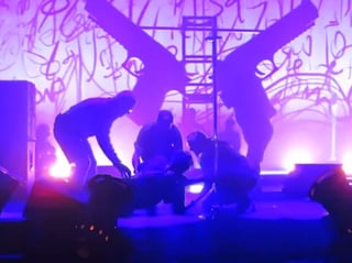 Manson estaba escalando un andamiaje situado el escenario del Hammerstein Ballroom de la Gran Manzana cuando la estructura se soltó y le cayó encima. (ESPECIAL) 