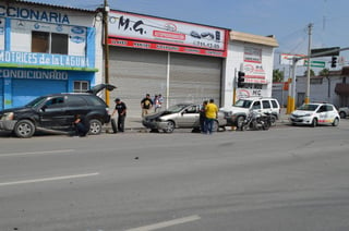 Los hechos ocurrieron en el cruce de la calle Acuña y el bulevar Independencia de Torreón. (EL SIGLO DE TORREÓN)