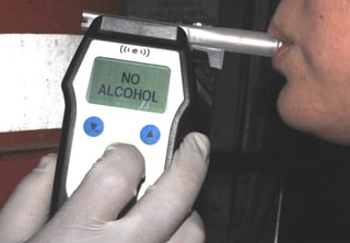 Se lograron detener a 18 conductores ebrios y se multaron a otros 20 más por presentar aliento alcohólico. (ARCHIVO) 