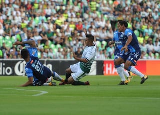 Aburrido primer tiempo en el Corona que terminó con empate a cero entre Santos y Puebla. (Ramón Sotomayor)