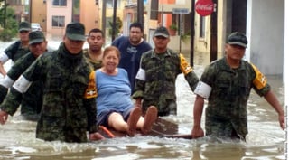 Apoyo. Las lluvias obligaron a trasladar a 220 habitantes del municipio de Altamira. (AGENCIA REFORMA)  