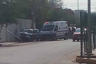 Acuden. Una ambulancia de la Cruz Roja de Torreón acudió para apoyar a un elemento que resultó con golpes.