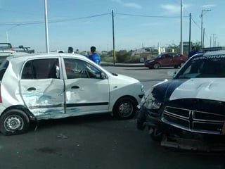 Los hechos se registraron alrededor de las 09:00 horas en el cruce de los bulevares Rodríguez Triana y Sarabia, cuando se reportó un percance entre cuatro vehículos. (EL SIGLO DE TORREÓN)
