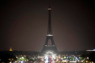Luto. La Torre Eiffel apagó sus luces en señal de solidaridad con las víctimas de Las Vegas. (EFE)
