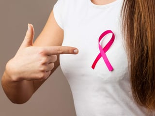 Durante este mes se invita a portar un listón o moño rosa, que es el símbolo internacional usado por personas, compañías y organizaciones que se comprometen a crear conciencia sobre el cáncer de mama y mostrar apoyo moral a las mujeres con esta enfermedad. (ARCHIVO)