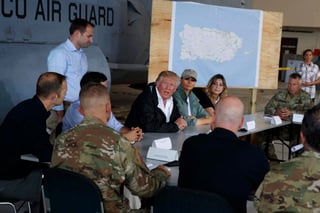 En su primer acto en San Juan, capital de Puerto Rico, Trump encabezó una reunión de coordinación con el gobernador de la isla. (AP)