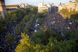 Multitudes. Miles de personas en Cataluña participaron en la huelga general y salieron a las calles a protestar. (NOTIMEX)