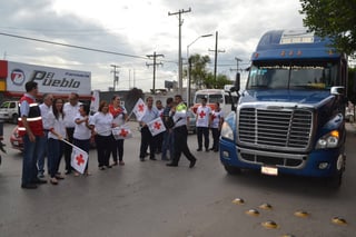 Banderazo. Con la presencia de personal de la Cruz Roja Mexicana y de empresarios, ayer se dio salida a la primera unidad. (ANGÉLICA SANDOVAL)