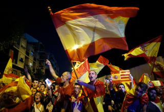 Por la unidad. Por primera vez desde que estalló la crisis política, catalanes salieron ayer a la calle a manifestarse a favor de la unidad de España y en contra de la independencia. (AP)