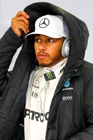 Pese a la victoria de Hamilton en la húmeda carrera de Singapur y su segundo puesto en Sepang, Mercedes ha tenido problemas para igualar el ritmo de sus escuderías rivales Ferrari y Red Bull.
