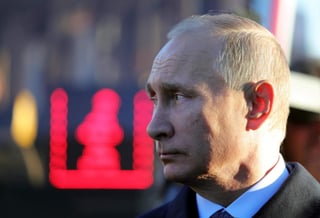 El presidente ruso, Vladímir Putin, cumple mañana sábado 65 años sin deseos de jubilarse ya que, según todos los analistas, es más que probable que en breve se presente a la reelección. (ARCHIVO)