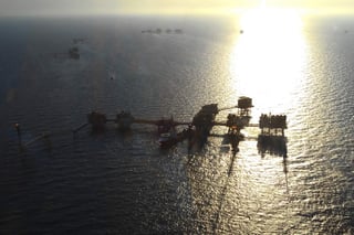 Compañías petroleras que explotan pozos en la parte norte del Golfo de México informaron que evacuaron al personal de sus plataformas en anticipación al arribo de la tormenta tropical Nate. (ARCHIVO)