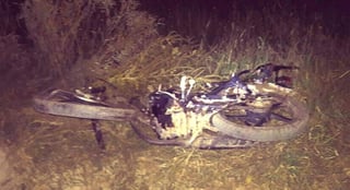 Un auto impactó a tres ocupantes de una motocicleta. (ESPECIAL) 
