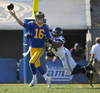 La defensiva de los Seahawks tuvo un gran partido ante los Rams. (AP)