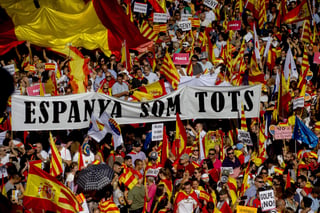Cientos de miles de personas se manifestaron ayer domingo en Barcelona al grito de 'soy español y catalán' pidiendo la unidad del país y el fin del proceso independentista. (EFE)