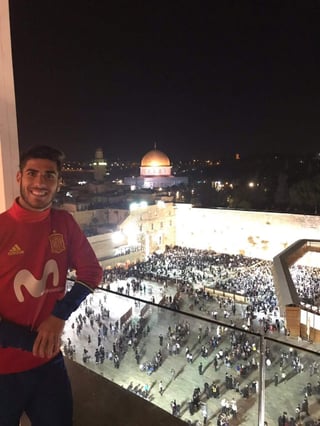Seguidores proisraelíes, por su parte, se enzarzan en los comentarios contra los propalestinos, alabando al jugador y afirmando que la foto sí está tomada en Israel.
