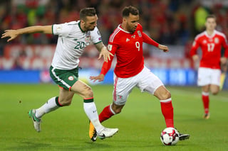 Gales perdió 1-0 en casa ante Irlanda y está fuera del Mundial. (AP)