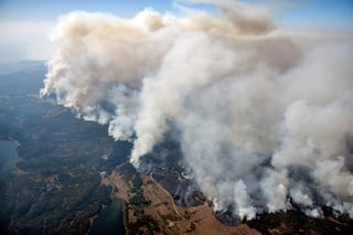 Según el Departamento de Silvicultura y Protección de Incendios de California, el fuego ya ha devorado más de 4,000 hectáreas y ha provocado la evacuación de miles de personas de sus casas. (AP)