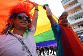 El objetivo de la celebración es impulsar el orgullo entre la comunidad LGBT para demostrar su presencia en todas las condiciones sociales, todas las edades y todas las etnias. (ARCHIVO)
