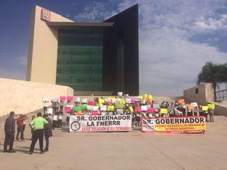 Los manifestantes alzaron pancartas afuera de la presidencia municipal. (EL SIGLO DE TORREÓN) 