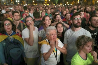 Decepción. Asombro y tristeza se observa en los rostros de los partidarios de la independencia de Cataluña tras escuchar las palabras de su presidente Carles Puigdemont. (EFE)