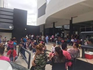 Se manifestaron en la Subsecretaría de Educación de la región Lagunera de Coahuila. (EL SIGLO DE TORREÓN)