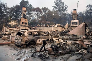 Han dejado al menos 17 muertos y tres mil 500 edificaciones destruidas. (AP)