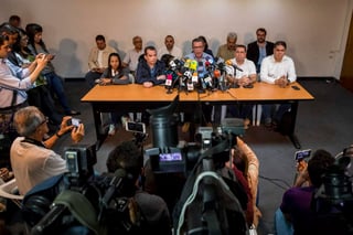 Dieciocho políticos detenidos en la sede del Servicio de Inteligencia (Sebin) de Caracas pidieron al pueblo venezolano que vote 'masivamente' para elegir a los 23 gobernadores, y le llamaron a expresarse 'con rebeldía' contra los candidatos del Gobierno. (ARCHIVO)
