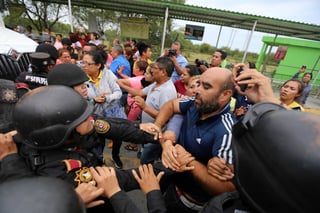 Confrontados. Al penal de Cadereyta acudieron fuerzas policiacas y familiares de los reos quienes protestan en el exterior. (EL UNIVERSAL)