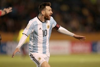 Lionel Messi marcó los tres goles de Argentina en la victoria del martes ante Ecuador. (EFE)