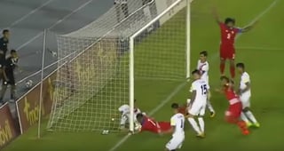 El balón no cruzó la línea de gol en el primer tanto de Panamá a Costa Rica en el partido del martes. (Especial)