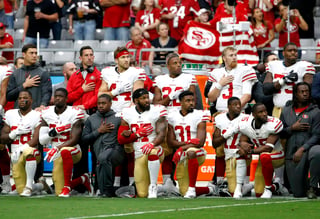 Algunos jugadores de la NFL continúan hincándose durante el himno de Estados Unidos. (Archivo)