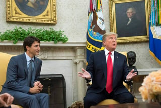 El encuentro entre Trump (der.) y Trudeau (izq.) se produjo a la vez que los jefes negociadores de los tres países iniciaban ayer su cuarta ronda de conversaciones en Virginia. (EFE)