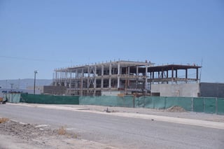 En Torreón la obra de 420 millones de pesos otorgada a la Constructora Jonap, contemplaba un edificio de 40 metros de altura,  pero ignoró su cercanía con el aeropuerto, donde sólo se permiten construcciones de hasta 11 metros. (EL SIGLO DE TORREÓN/ ERNESTO RAMÍREZ)