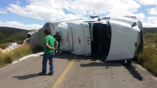 El accidente ocurrió alrededor de las 12:30 de este medio día, en el tramo carretero Yerbaniz-Cuencamé, a la altura del kilómetro 124.  (ESPECIAL)