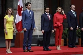 En la ceremonia de bienvenida, ambos mandatarios escucharon los himnos nacionales de México y Canadá en el patio central de Palacio Nacional y posteriormente hicieron la presentación de sus respectivas comitivas. (AP)