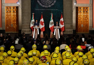 Hoy mismo, resaltó el presidente Peña Nieto, el primer ministro trabajó en el centro de acopio de la Cruz Roja armando despensas. (AP)