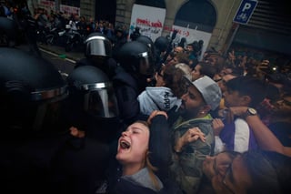 Informe. La policía española usó de manera 'excesiva' la fuerza contra los ciudadanos durante el referéndum, afirmó Human Rights Watch. (EFE, NOAA y NHC)