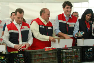 Apoya.  El primer Ministro de Canadá, Justine Trudeau (Der.), visitó el Centro de Acopio de la Cruz Roja Mexicana. (NOTIMEX)