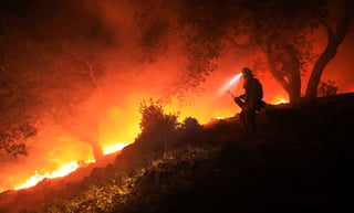 Indagan. Los incendios forestales de California podrían haber sido provocados por las líneas eléctricas. (AP)