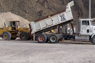 Sin permisos. Se detectó extracción 'irregular' de piedra caliza en el ejido Vicente Guerrero. (EL SIGLO DE TORREÓN/ROBERTO ITURRIAGA)