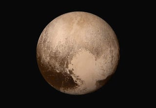 Hoy es posible conocer e identificar con nombres todas las regiones de la superficie de Plutón con base en el tipo de terreno; además, se ha encontrado que existe agua congelada y compuestos químicos como metano, monóxido de carbono y nitrógeno también en estado congelado. (ARCHIVO)