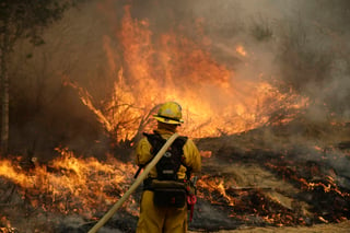 Díficil. Los bomberos de California siguen trabajando para controlar los incendios al norte del estado.